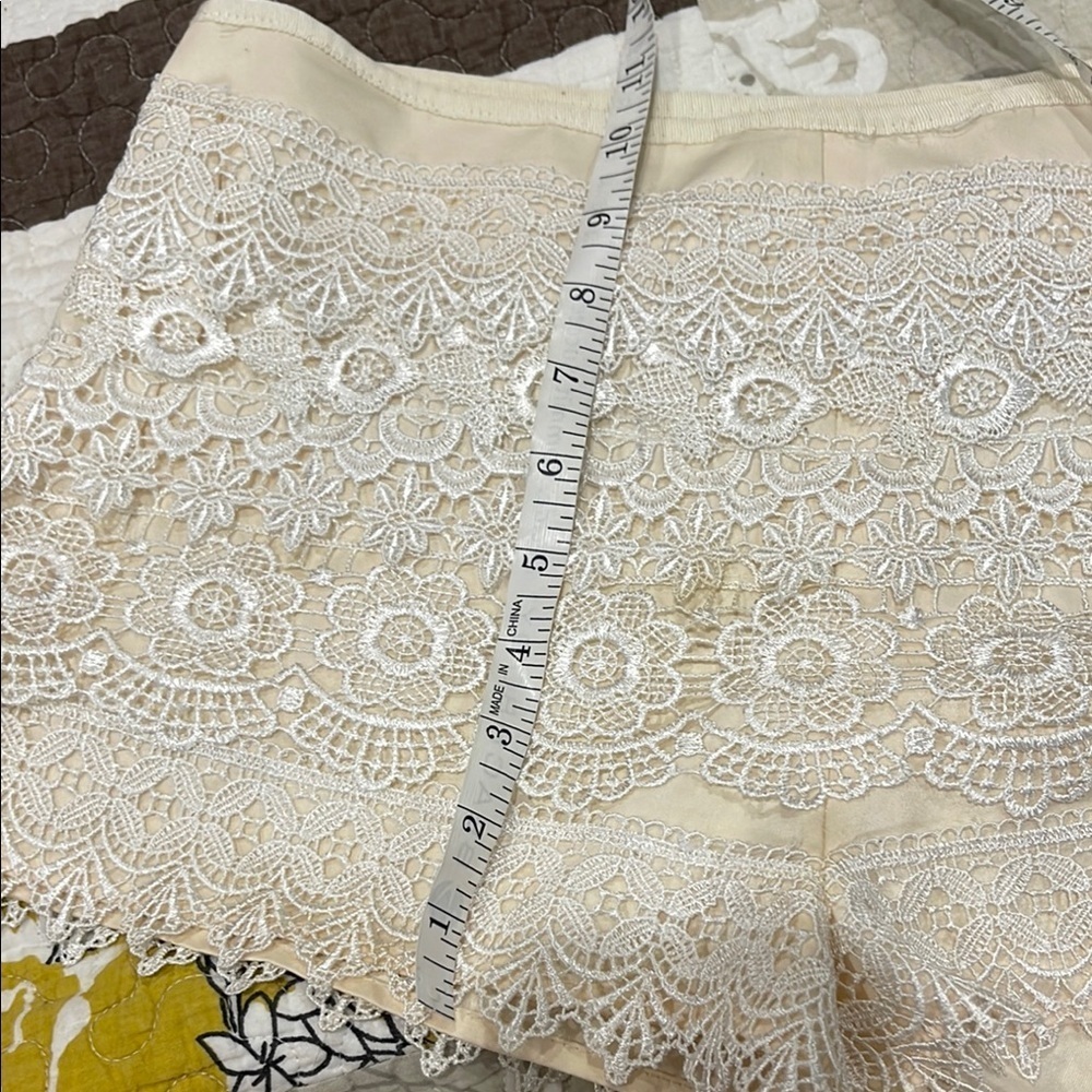 Sans Souci Cream Lace Shorts - Picture 10 of 11